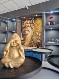 Empfangsbereich Studio Kassel mit Pink- und Lila-Beleuchtung