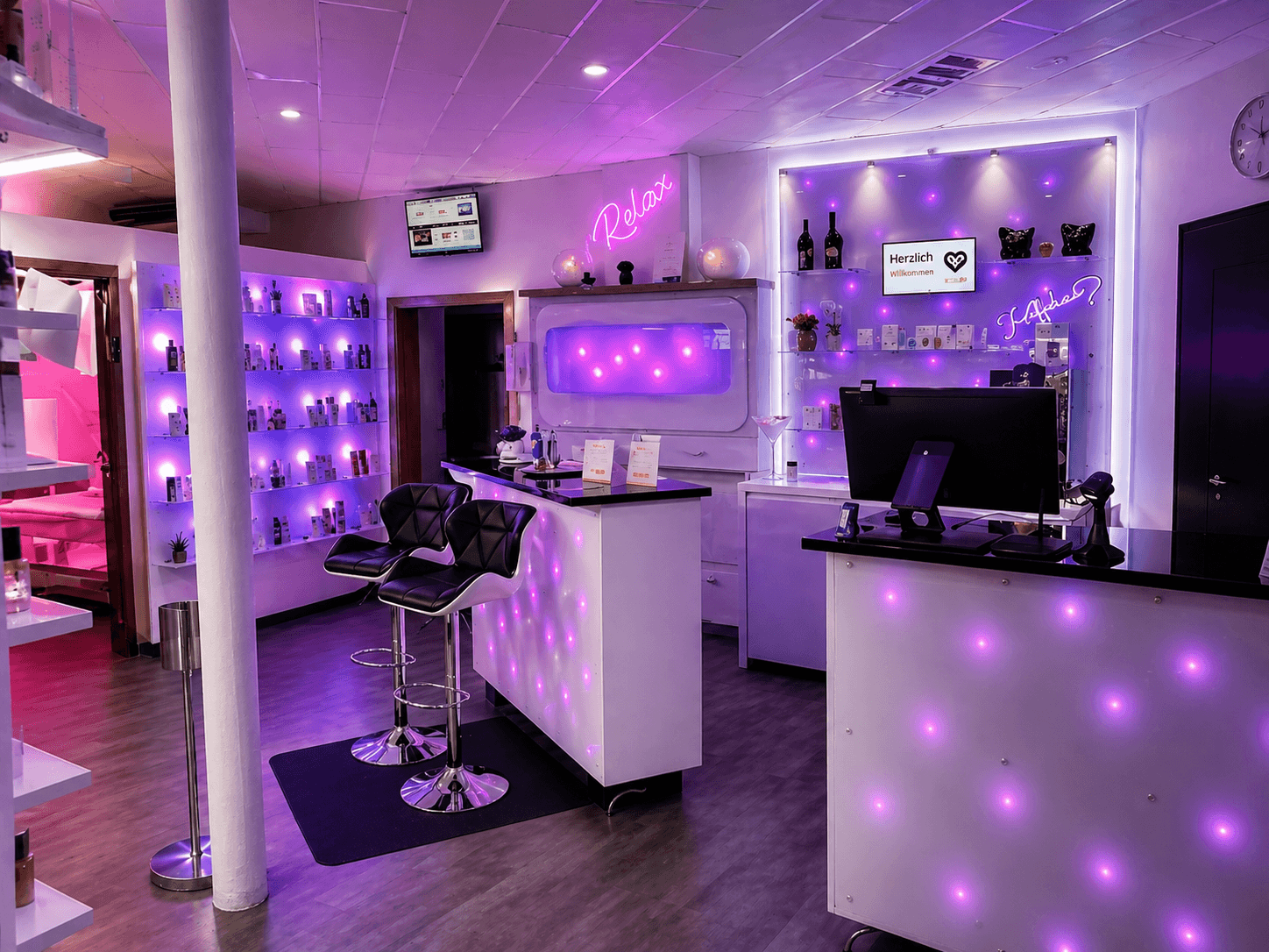 Behandlungsraum Studio Schwalmstadt mit moderner Liege